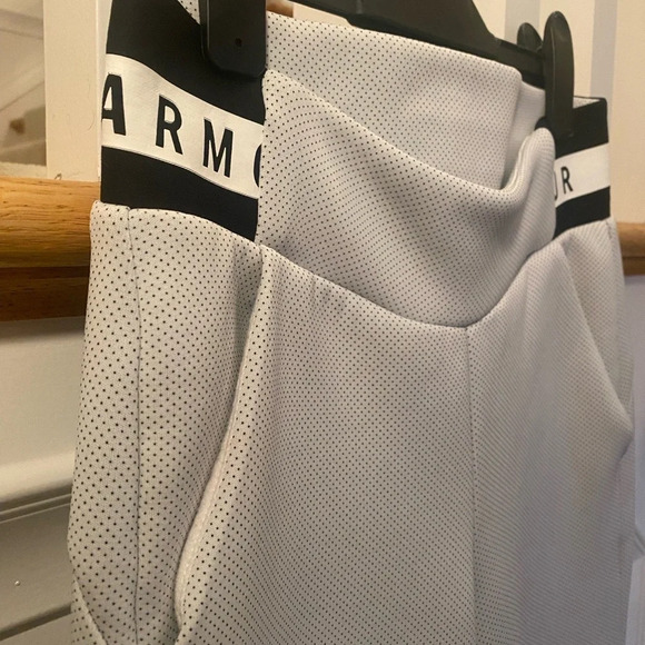 Under Armor women’s UA move core pants.‎ Size xs. All over pin dot pattern. EUC - Picture 4 of 5